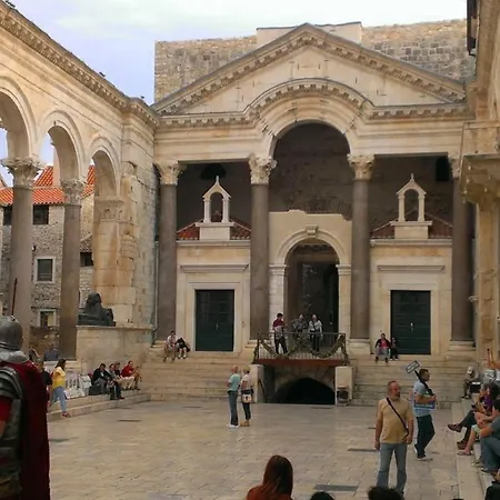 Filipovic, 3 Min Walk To The * Split
